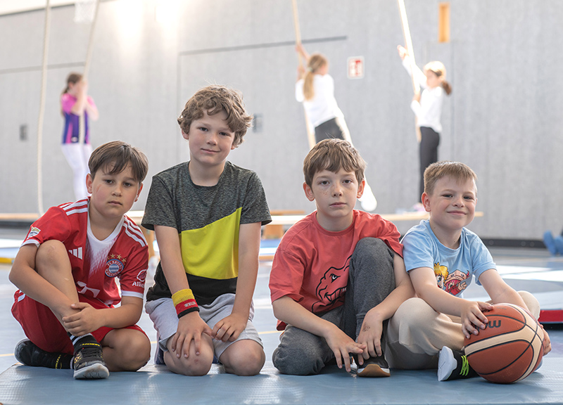 Schüler in Turnhalle