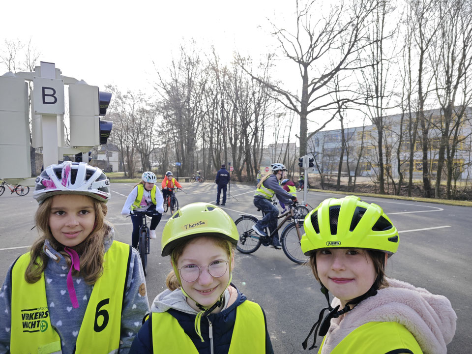 Mit Helm, Handzeichen und viel Motivation: Viertklässler üben für den Fahrradführerschein
