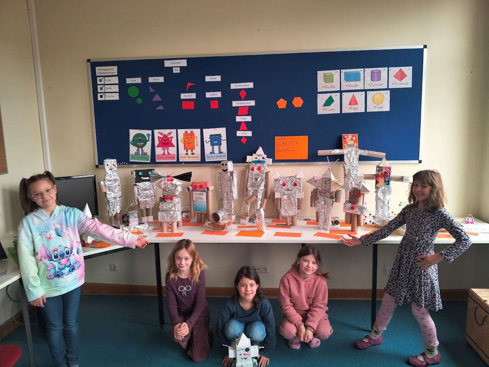 Kleine Köpfe, große Erfindungen – Die Kinder der Klasse 2a stellen ihre Roboter aus