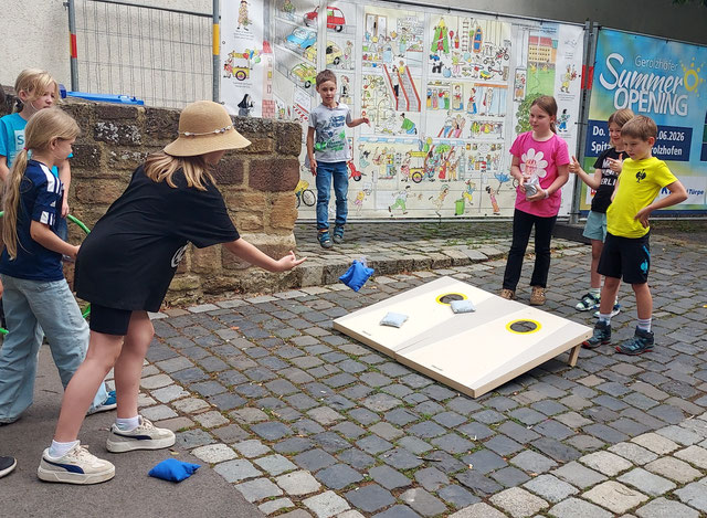 VR-Bank Gerolzhofen sponsert ein Pausenspiel für die Grabenschule